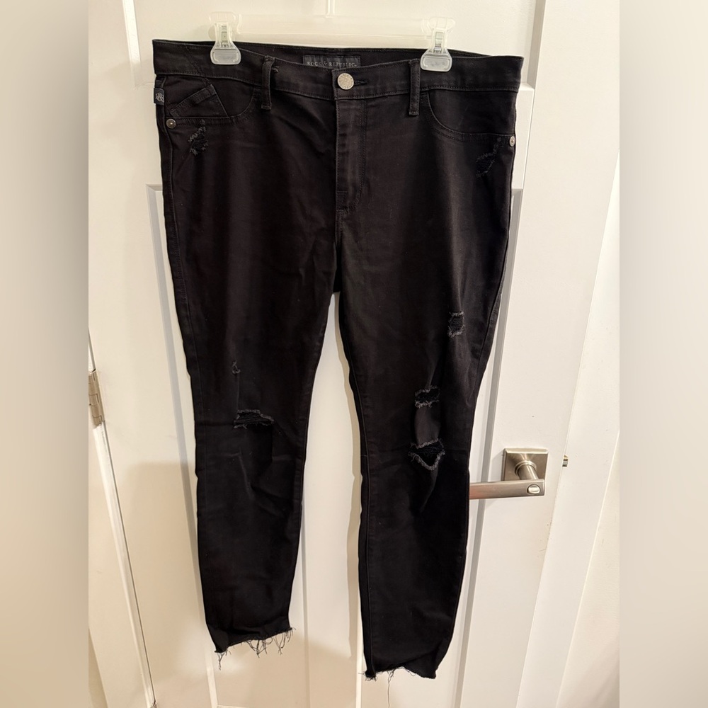 Rock & Republic black ripped cut off jeans 16